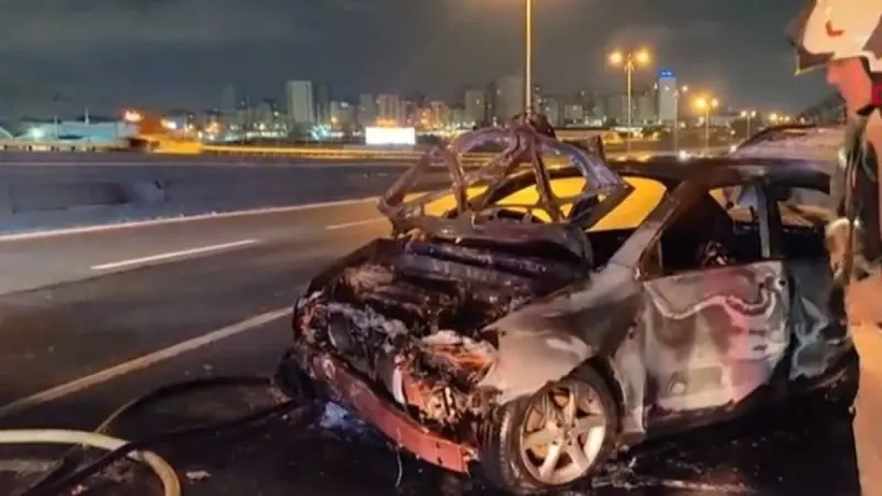 İstanbul'da Dehşet! Yayayı Kurtarmak İsterken Otomobil Alev Aldı!