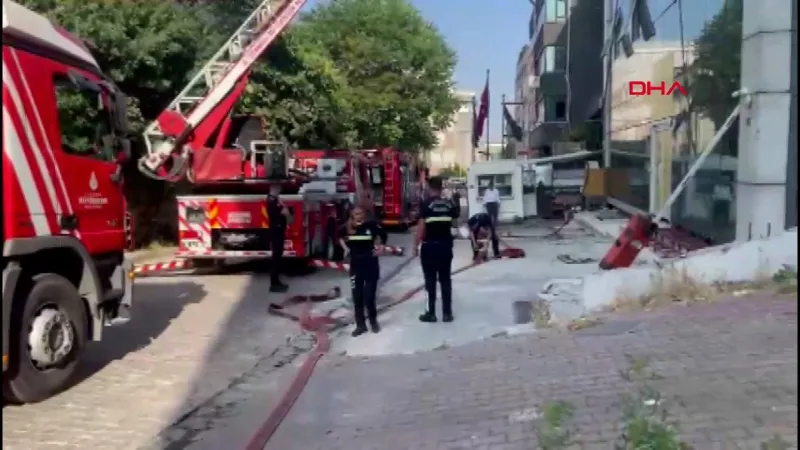 Yenibosna'da İş Merkezi Alevlere Teslim! Çatıdaki Yangın Büyüyor Mu?