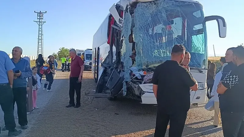 Yolcu otobüsü ve tırın da karıştığı zincirleme kazada 24 kişi yaralandı