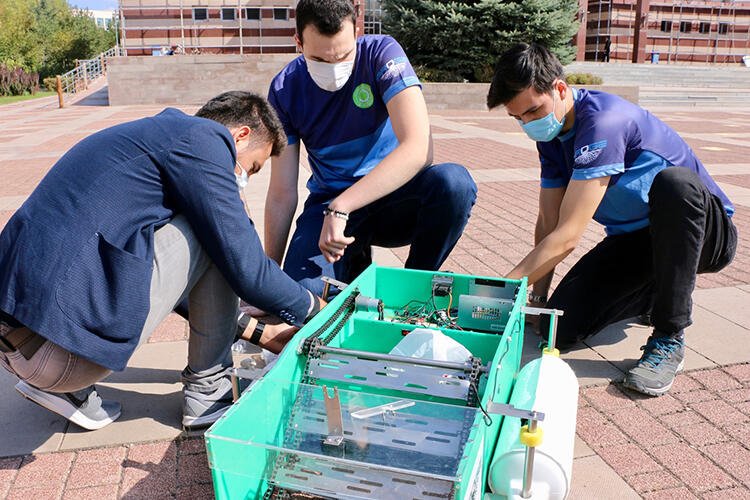 Eskişehir’de üniversite öğrencileri su yüzeyini temizleyen robot geliştirdi