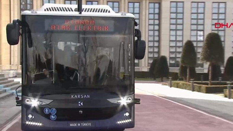 Cumhurbaşkanı Erdoğan, Türk Mühendislerin Ürettiği Sürücüsüz Otobüsü Tanıttı [Video]