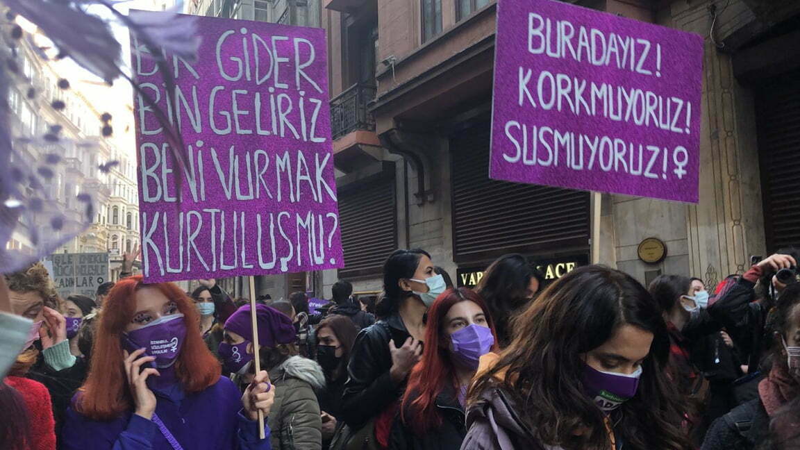 Feminist Gece Yürüyüşü İçin Kadınlar Taksim’de: İstiklal Caddesi’ne Çıkan Tüm Yollar Kapatıldı
